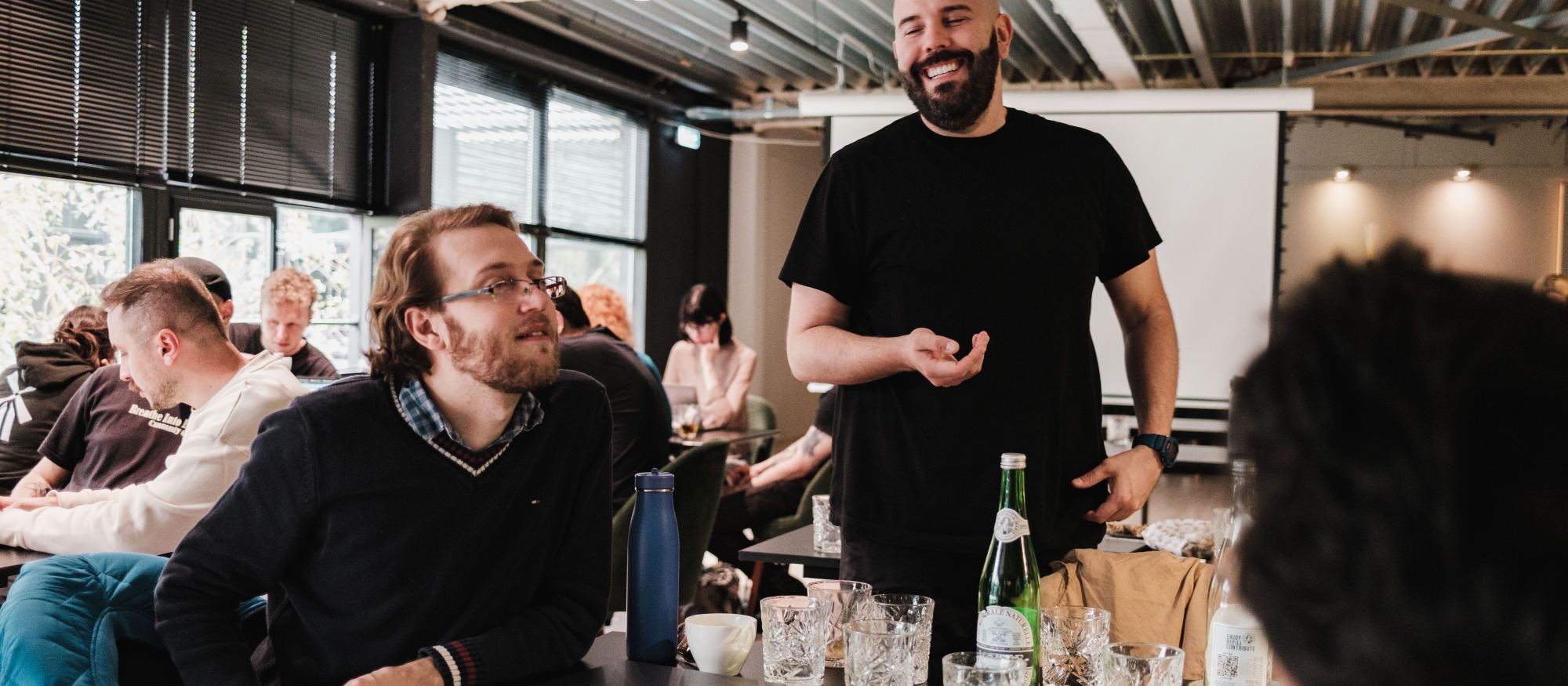 Kolleginnen und Kollegen im Austausch über Systeme und Lieferanten